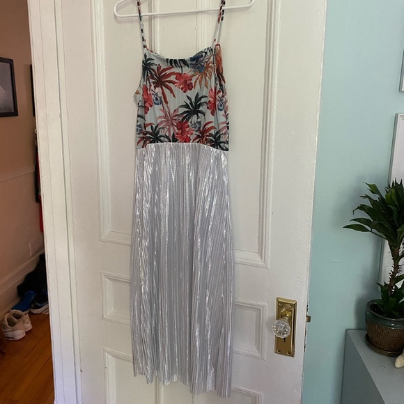 ❌SOLD❌ Floral and silver dress - Picture 3 of 5